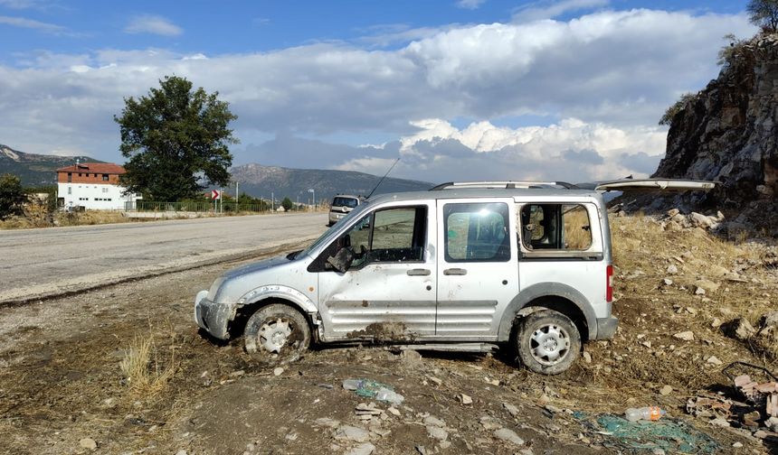 Burdur'da şarampole devrilen hafif ticari araçtaki 2 kişi yaralandı