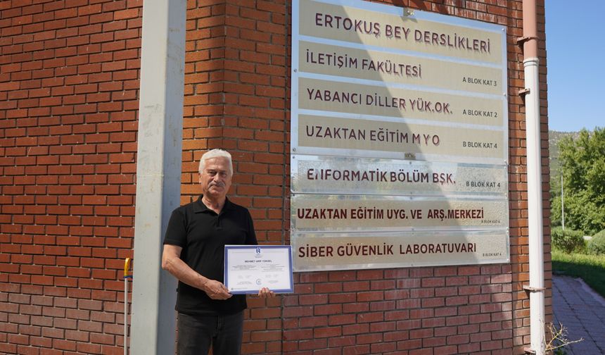 Isparta'da öğrencilik hayatına geri dönen emekli öğretmen, azmi ile gençlere örnek oluyor