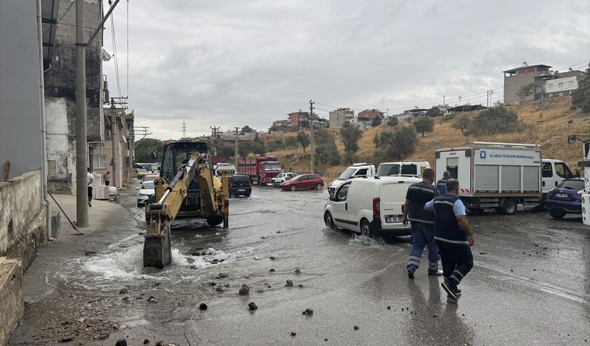 İzmir'de patlayan su borusunun onarılmamasına mahalleliden tepki