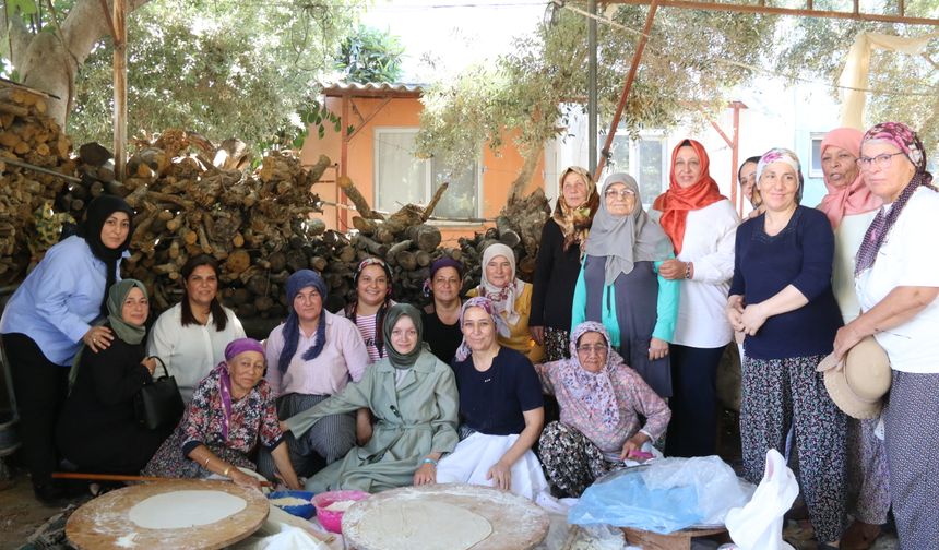 TBMM'nin en genç milletvekili Aydemir, Antalya'da vatandaşla buluştu: