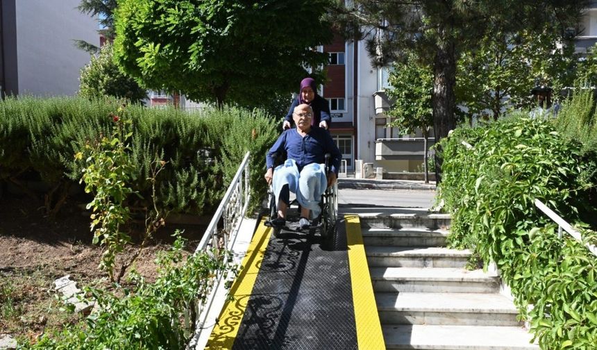 Isparta Belediyesi’nden yürüme engelli yaşlı adama hayatını kolaylaştıracak dokunuş