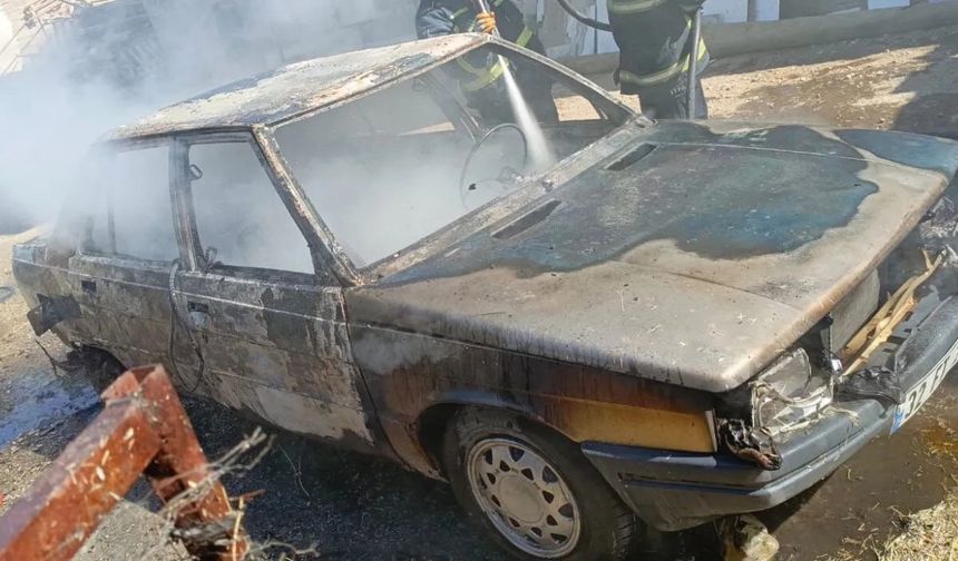 Yolda alev alan otomobil tamamen yanarak kullanılamaz hale geldi