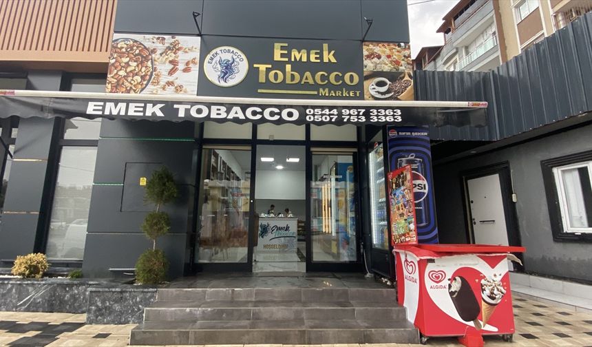Hatay'da marketin dondurma dolabındaki ürünlerin çalınması güvenlik kamerasında