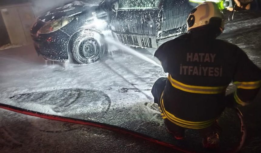 Hatay'da seyir halindeki otomobilde çıkan yangın söndürüldü