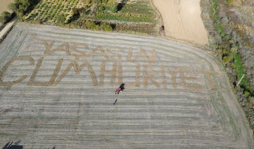 Ispartalı genç çiftçi tarlasına traktörle 'Yaşasın Cumhuriyet' yazdı