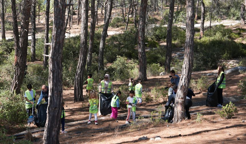 Mersin'de 'Doğa Müfettişleri' projesi kapsamında öğrenciler çöp topladı