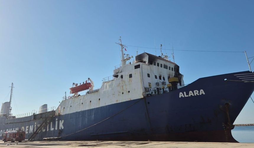 Mersin'de limandaki gemide çıkan yangın söndürüldü