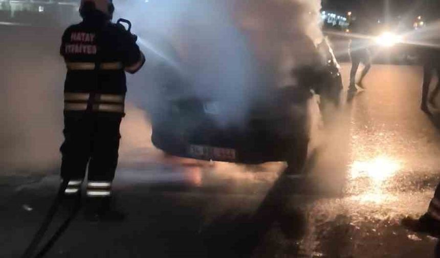 Antakya’da otomobil yandı