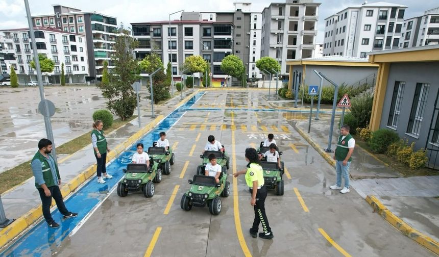 Osmaniye’de çocuklar trafik kurallarını eğlenerek öğrendi