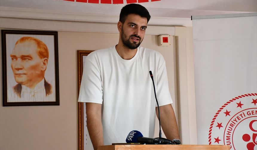 Adana'da milli tekvandocu Sergen Curabaz gençlerle buluştu