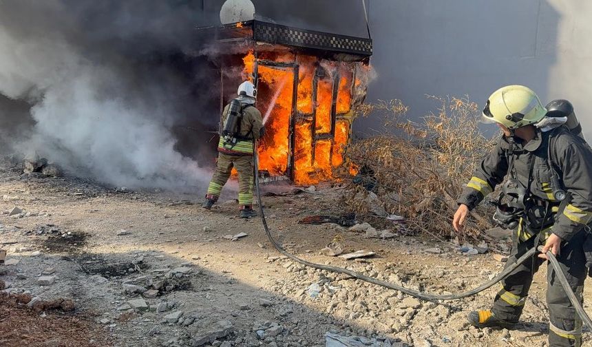 Antakya'da taksi durağında çıkan yangın söndürüldü