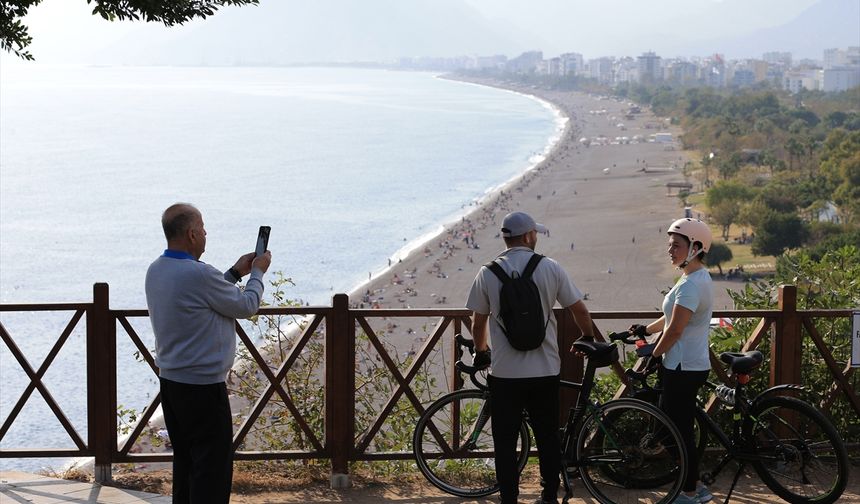 Antalya'da güneşli havayı fırsata çeviren vatandaşlar sahillerde yoğunluk oluşturdu