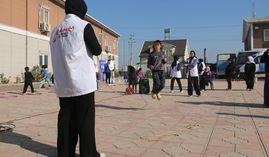 Bolu'dan Hatay'a giden üniversite öğrencileri çocuklarla oyun oynadı