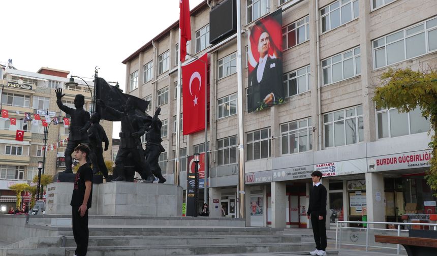 Burdur'da öğrenciler 'Ata'ya saygı' nöbeti tuttu