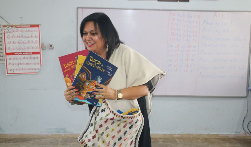 Emekli öğretmen omzuna astığı çantasındaki kitapları kırsaldaki öğrencilere ulaştırıyor