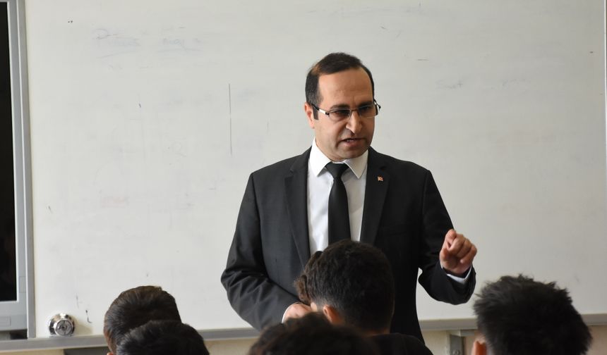 Görme engelli öğretmen, azmiyle öğrencilerine örnek oluyor