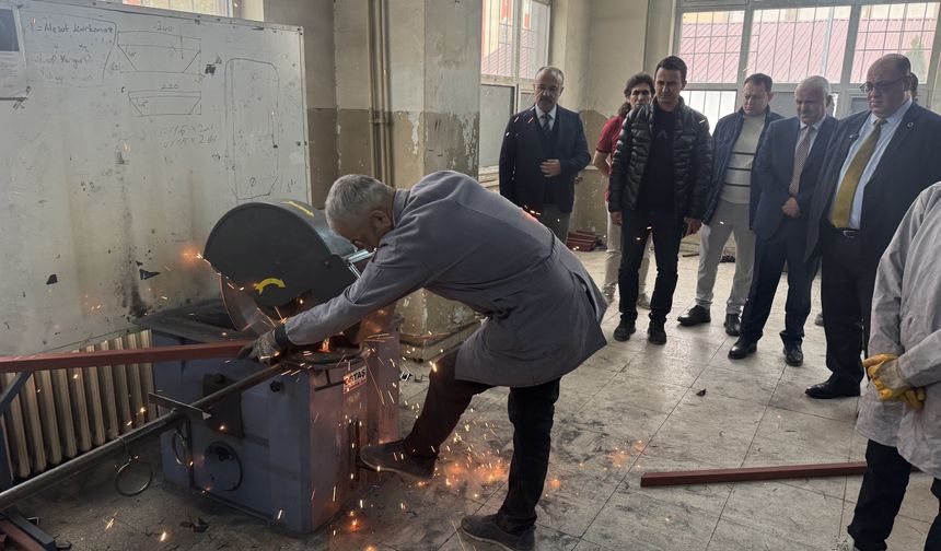 Kahramanmaraş'ta yeşil alan ve parklardaki mobilyalar meslek lisesi öğrencilerince yenileniyor