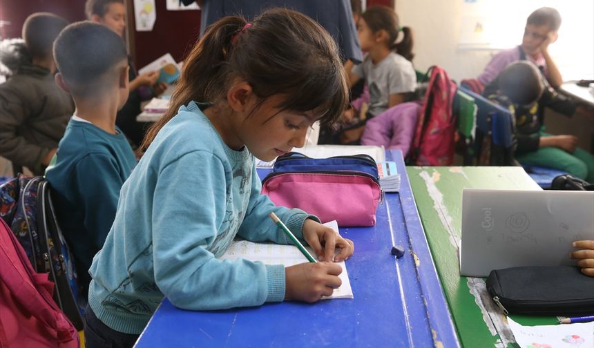 Okulunun hem müdürü hem öğretmeni hem de hizmetlisi