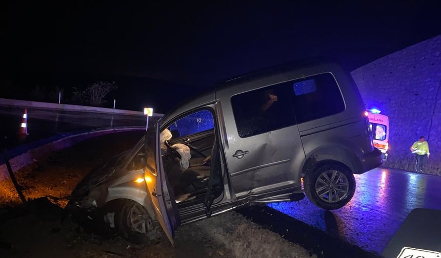 Osmaniye'de refüje devrilen hafif ticari araçtaki 2 kişi yaralandı