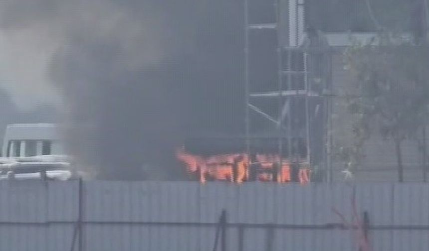 Alevlere teslim olan taksi kulübesinden geriye hurda yığını kaldı