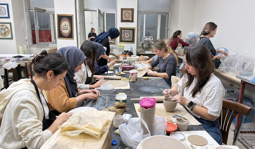 Kursiyerler KAMEK’in Seramik Atölyesinde Kendi Sanat Eserlerini Üretiyor