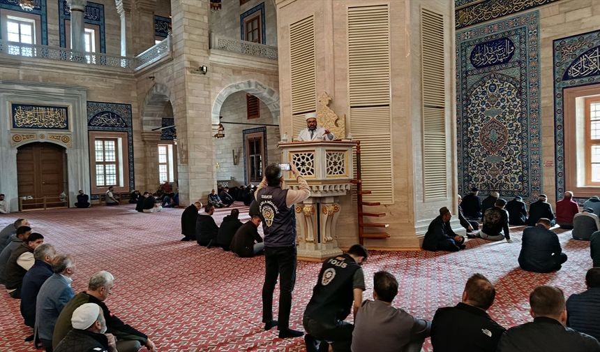 Adana'da camide vatandaşlar siber dolandırıcılık olaylarına karşı bilgilendirildi