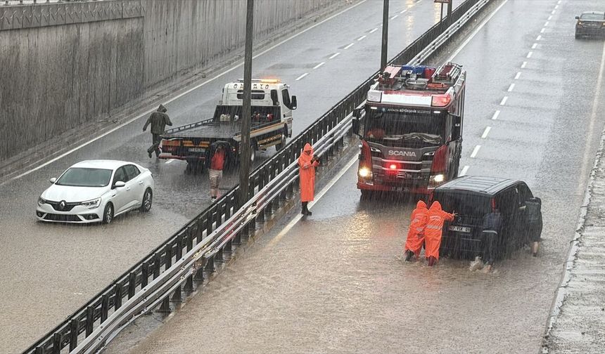 Alanya'da sağanak nedeniyle iş yerlerini su bastı, araçlarda mahsur kalanlar kurtarıldı