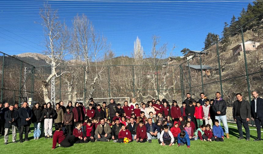 Feke ilçesinde 4 halı saha hizmete alındı