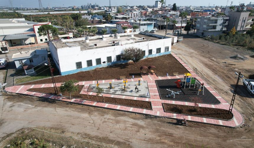 Mersin'in Akdeniz ilçesinde mahalle parkları yenileniyor