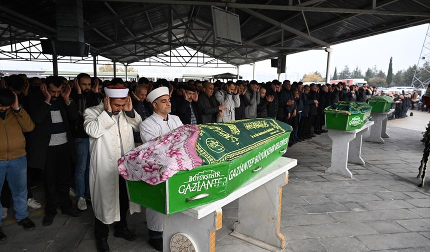 Osmaniye'de otobüsün tıra çarptığı kazada ölen 2 kişinin cenazesi Gaziantep'te defnedildi