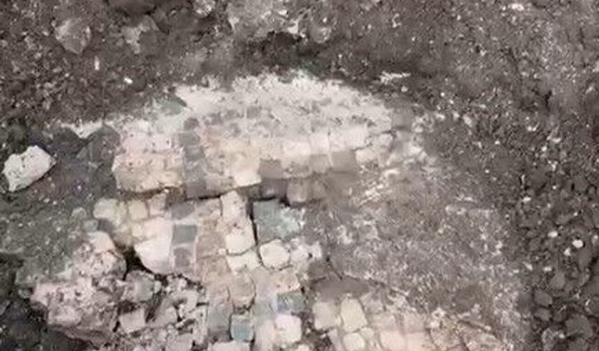 Kahramanmaraş'ta kepçeyle mozaik arandı