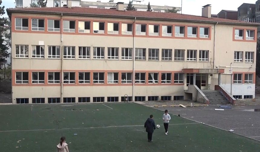 Yarım Asırlık Okul Yıkılmayı Bekliyor
