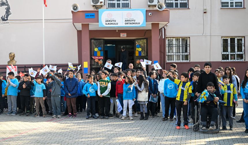 Fenerbahçe Başkanı Sadettin Saran, ilkokul öğrencileriyle bir araya geldi