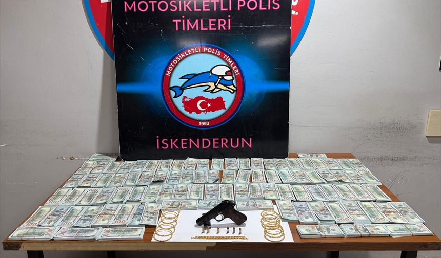 Hatay'da sahte döviz ve altın bulunan otomobildeki 3 şüpheli tutuklandı