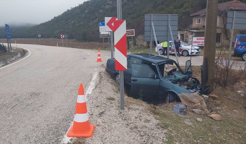 Isparta'da otomobilin yoldan çıkması sonucu 5 kişi yaralandı