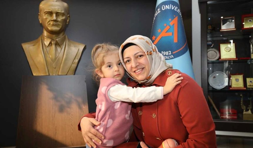 Türkiye'nin ikinci rahim nakli hastası Havva Erdem ve kızı, Rektör Özkan ile bir araya geldi