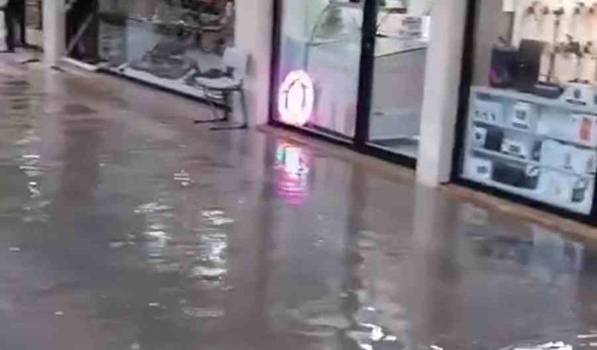 İskenderun ayakkabıcılar çarşısı sular altında kaldı