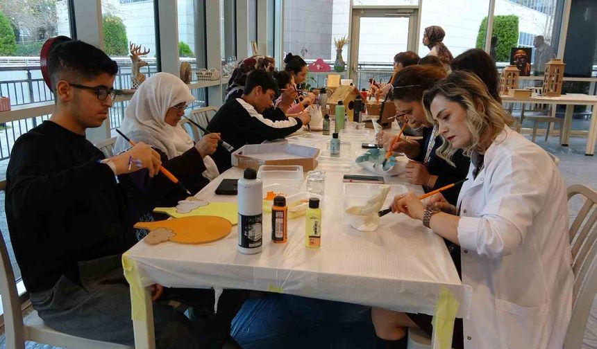 Mersin'de hastalar ve sağlık çalışanları sanatta buluştu