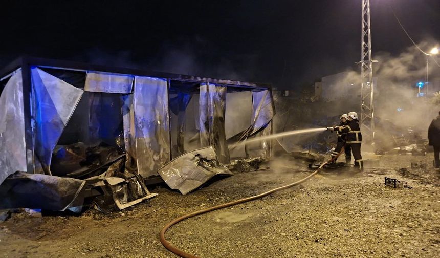 Samandağ'da konteyner yangını