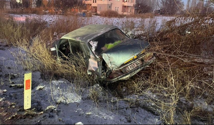 Kaygan Yol Kazayı Getirdi: Otomobil Tarlaya Savruldu