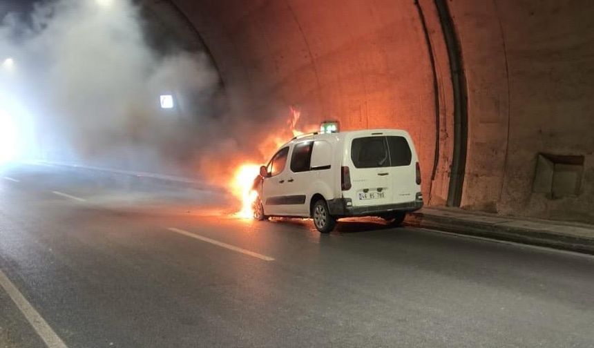 Seyir Halindeki Araç Alev Topuna Döndü