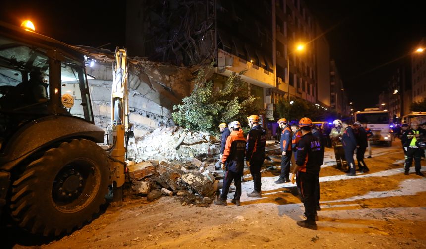 Hatay'da kadın ve çocuğun yıkılan binanın toz bulutundan kaçması güvenlik kamerasında