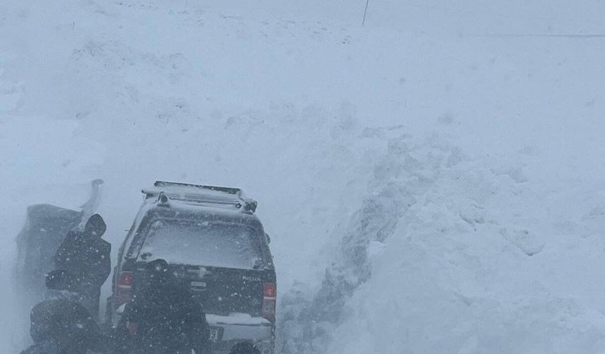 Sivas'ta karda aracıyla mahsur kalan kişi kurtarıldı