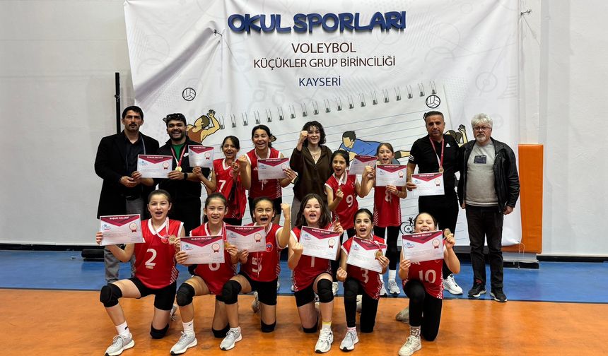 Çağlayancerit Ortaokulu Küçük Kız Voleybol Takımı Grup Şampiyonu Oldu