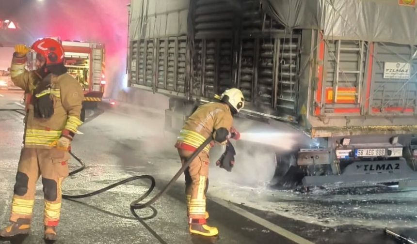 Seyir Halindeki Tır Alev Aldı