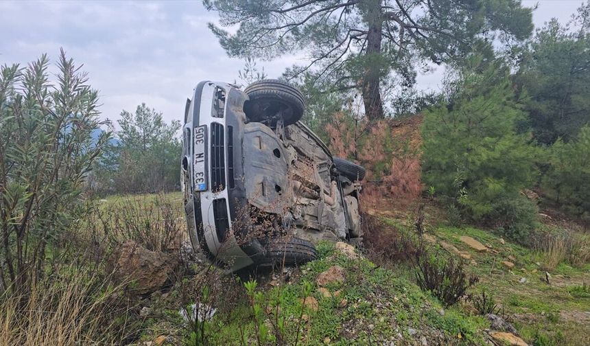 Adana'da devrilen otomobildeki 2 kişi yaralandı
