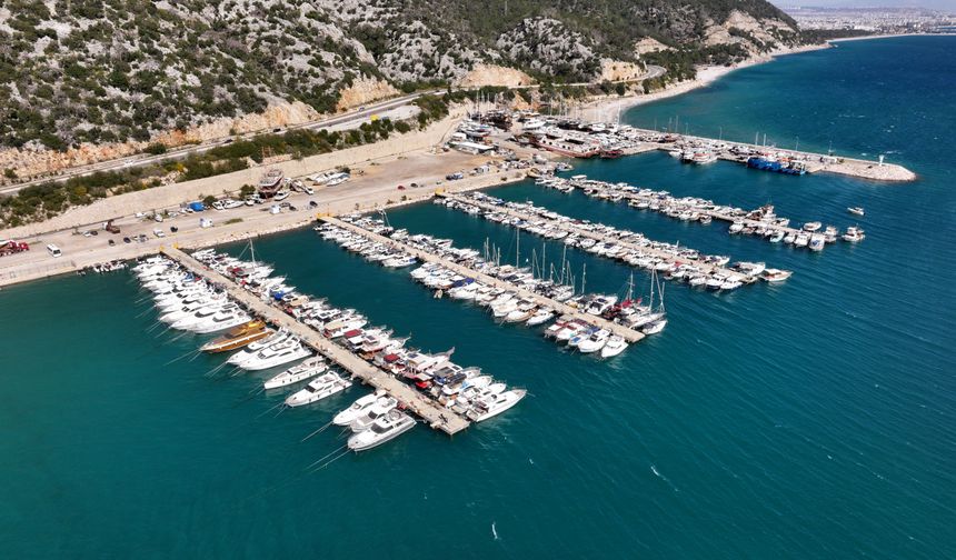 Antalya'da kışın karaya çekilen tur tekneleri yeni sezona hazırlanıyor