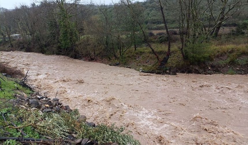 Bursa'nın Mudanya ve Gemlik ilçelerinde sağanak yaşamı olumsuz etkiledi