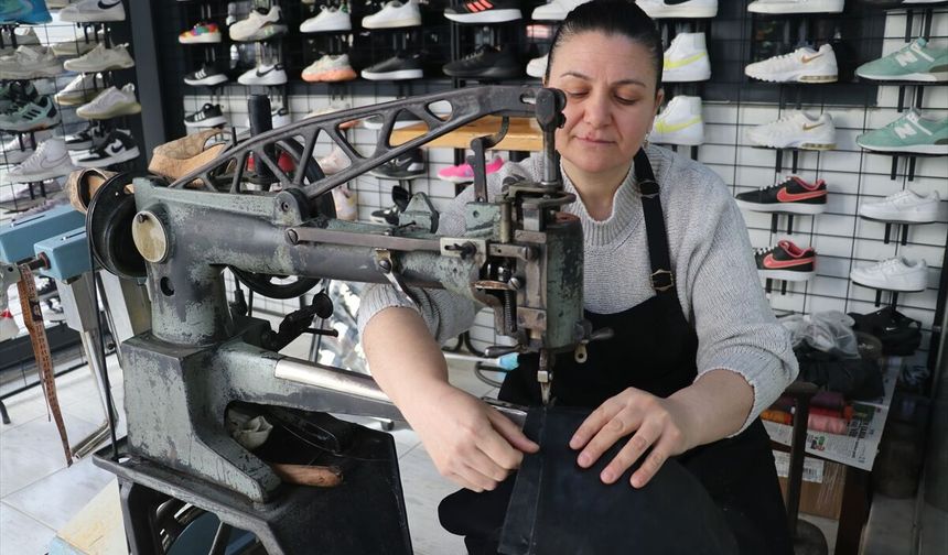 Eşine yardım için başladığı ayakkabı tamirciliğinde usta oldu