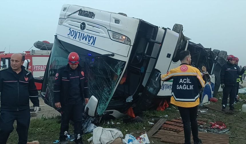 GÜNCELLEME - Adana'da devrilen yolcu otobüsündeki 2 kişi öldü, 23 kişi yaralandı